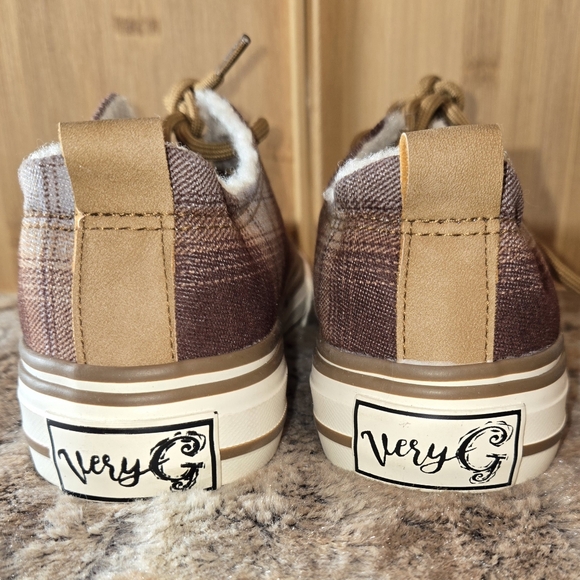 Very G NEW Brown Plaid Soli Lined Faux Fleece Sneakers sz 6 - Picture 2 of 5